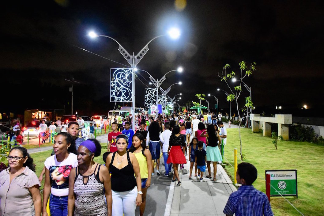 Gran afluencia de público en la apertura del alumbrado navideño.