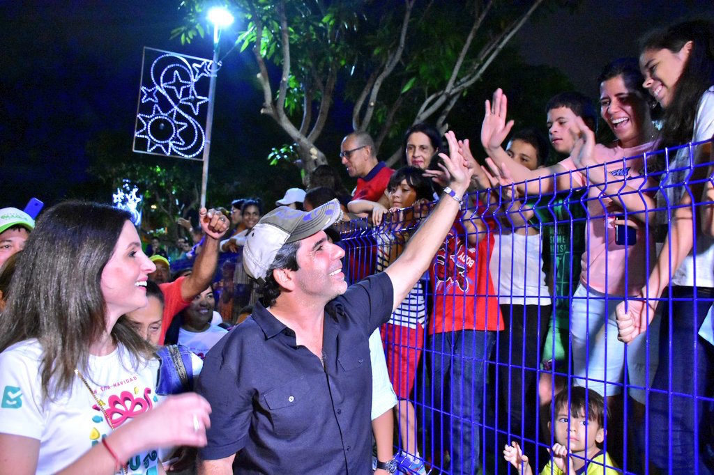 El Alcalde Alejandro Char y la primera dama Katia Nule, saludando a los vecinos de El Recreo.