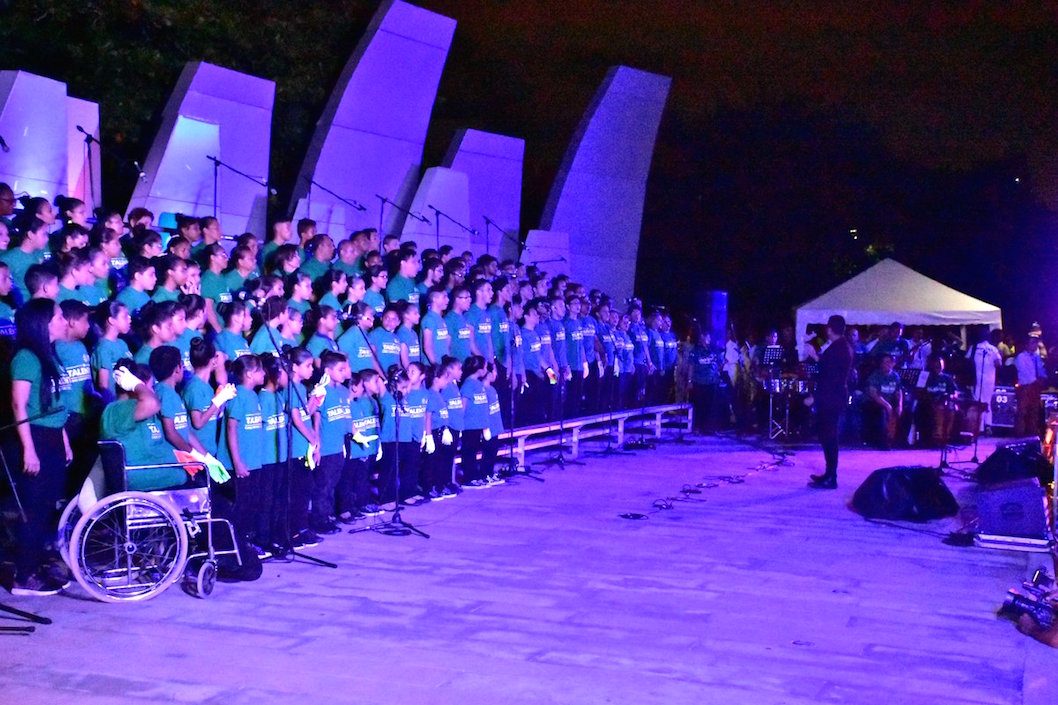 Extraordinaria presentación del Coro Distrital en el encendido de las luces navideñas.