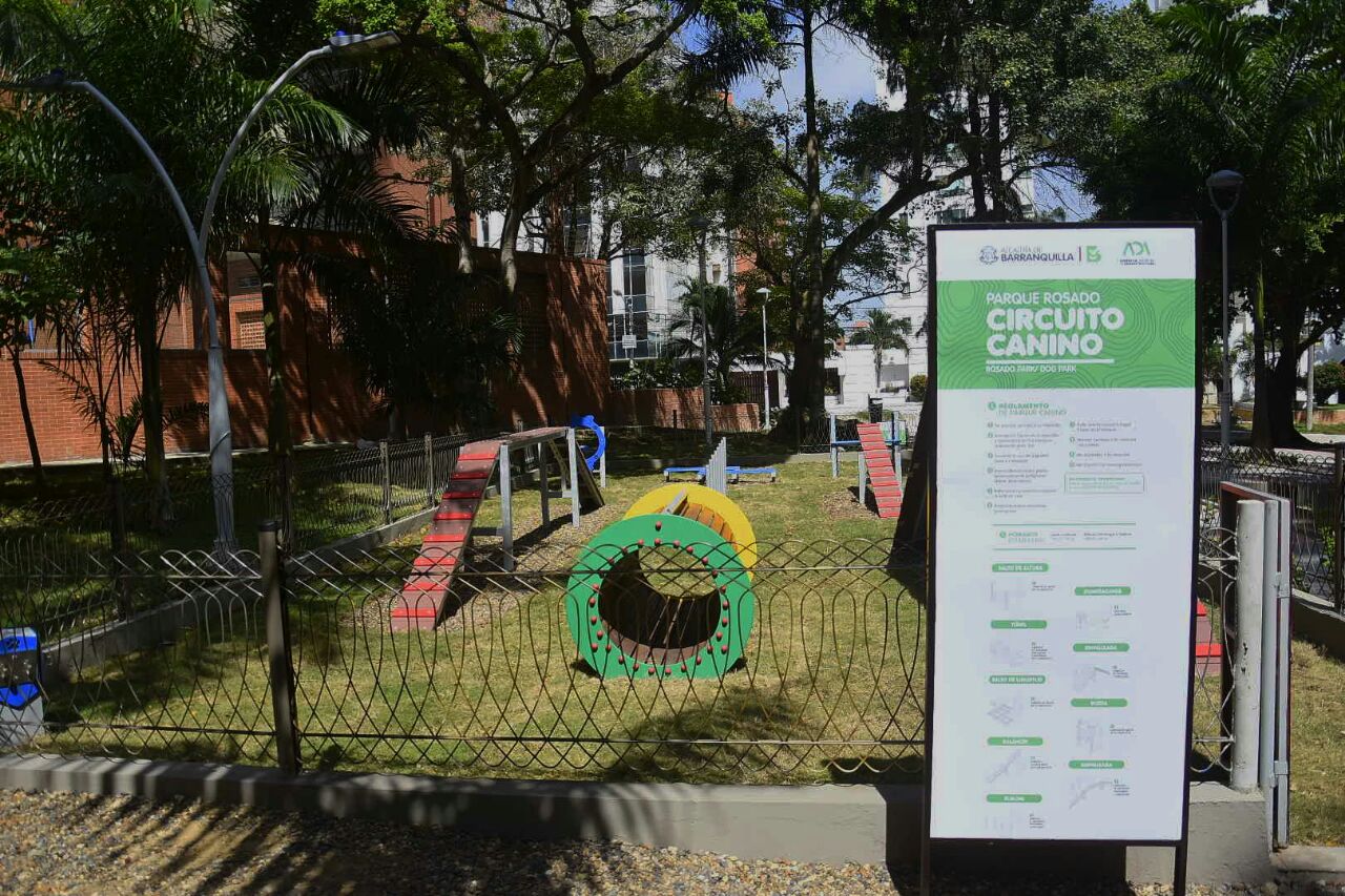 En este lugar está el primer parque para caninos, donde puede asistir toda la familia con sus mascotas a disfrutar de este entorno.