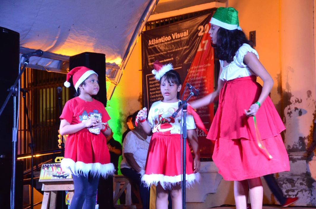 Los niños alegrando la noche en Soledad.