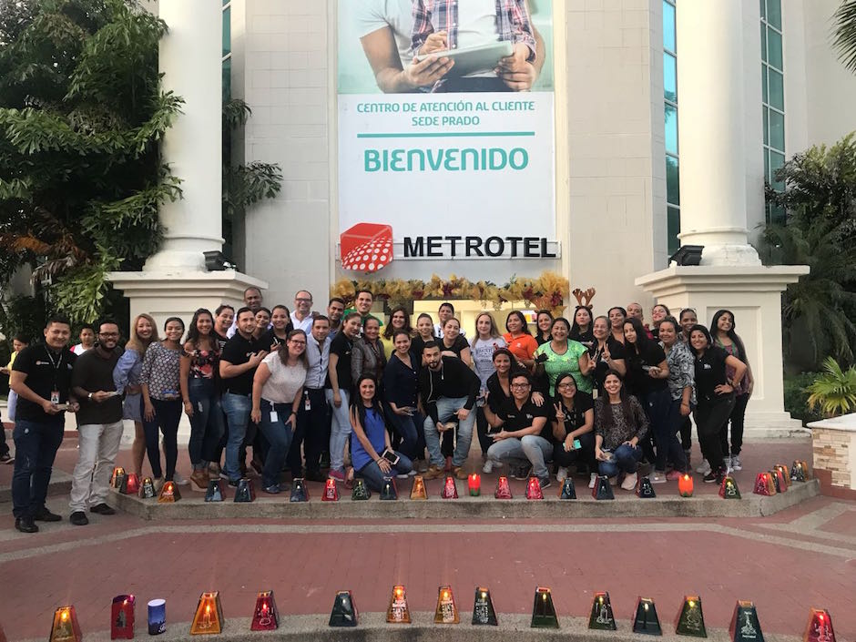 Lo funcionarios de Metrotel encendieron temprano las velitas.