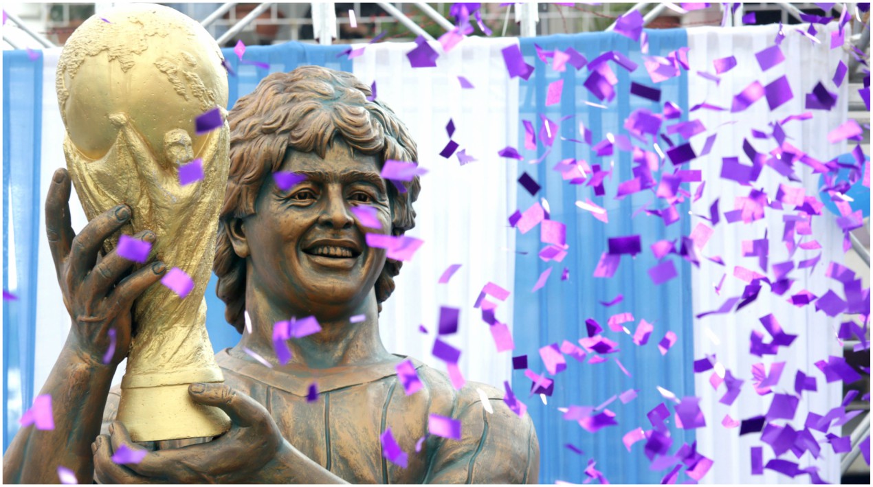  Vista de una escultura del exfutbolista argentino Diego Armando Maradona durante un evento en su visita a Calcuta.