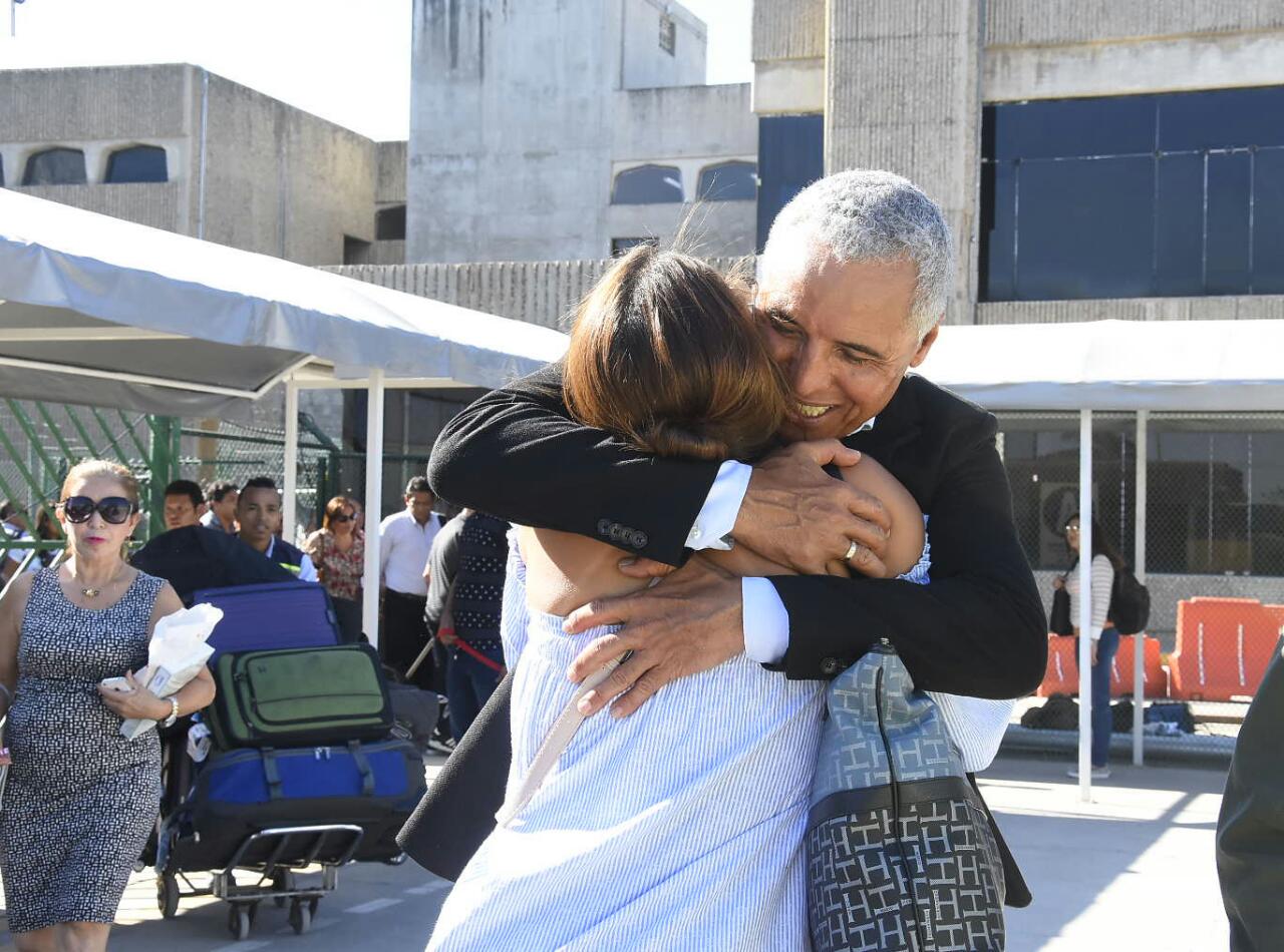 Alexis Mendoza recibió un abrazo a su llegada.