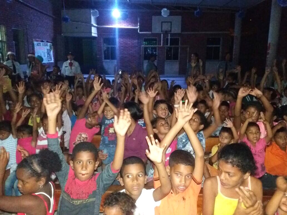Alegría de los niños en el inicio de la Novena.