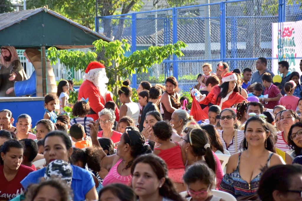 Grandes y adultos presentes en la apertura.