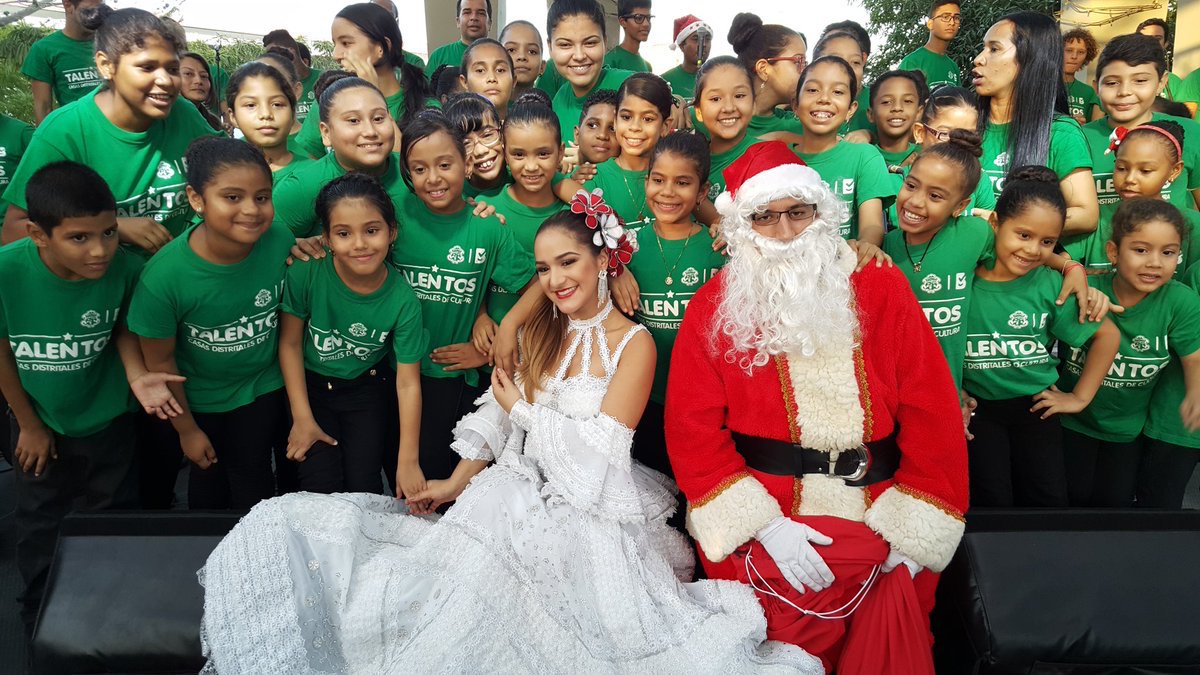 La Reina del Carnaval con los niños del Coro Distrital.