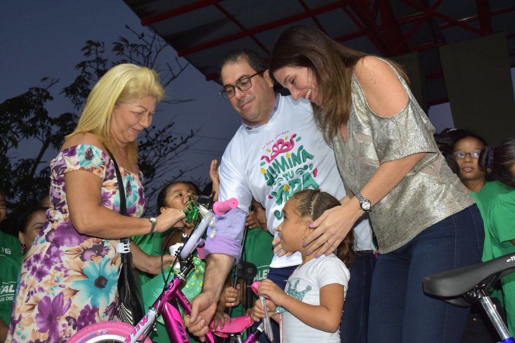 Los niños también recibieron regalos.
