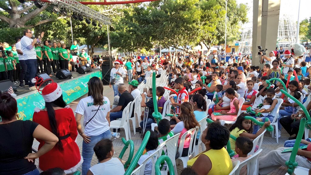 Entusiasmo ciudadano al inicio de la Novena Navideña.