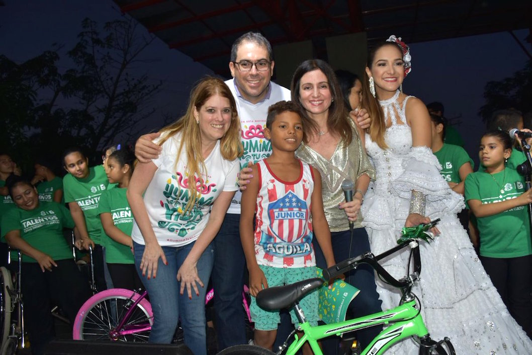 La jefe de primera infancia Patricia Vargas, el Secretario de Gestión Social Santiago Vásquez, la primera dama Katia Nuñe y la Reina Valeria, entregando regalos.
