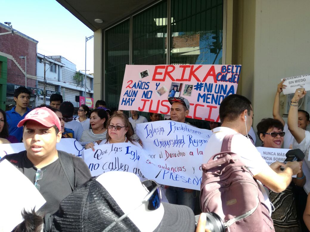 presentes familiares de Erika Beltrán Calderón, quien fue violada y asesinada en el barrio Los Almendros de Soledad, en enero del 2016