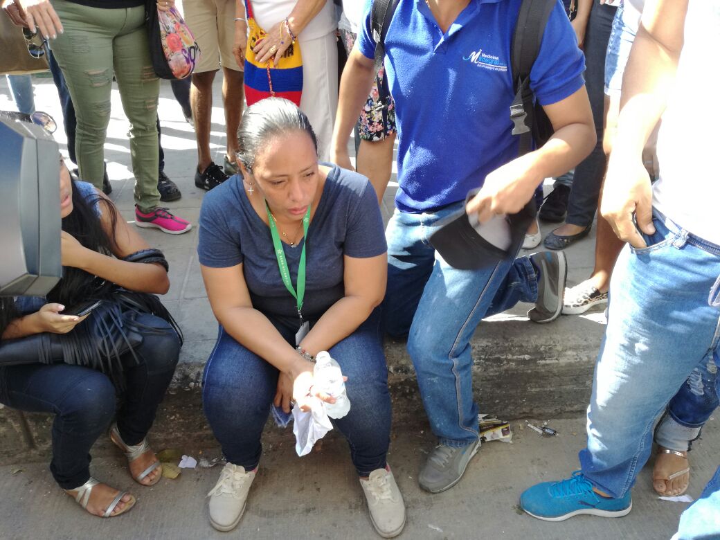 Luz Divina Cabarcas, madre de Gabriela, inconsolable durante el plantón.