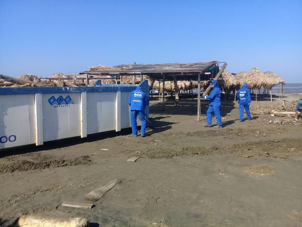 Operarios de la Triple A limpian las playas.