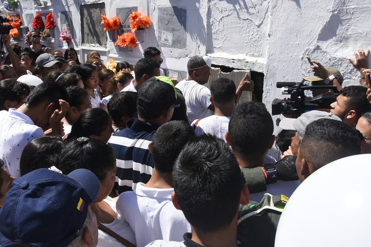 En el Cementerio, familiares y allegados acompañaron a la familia.