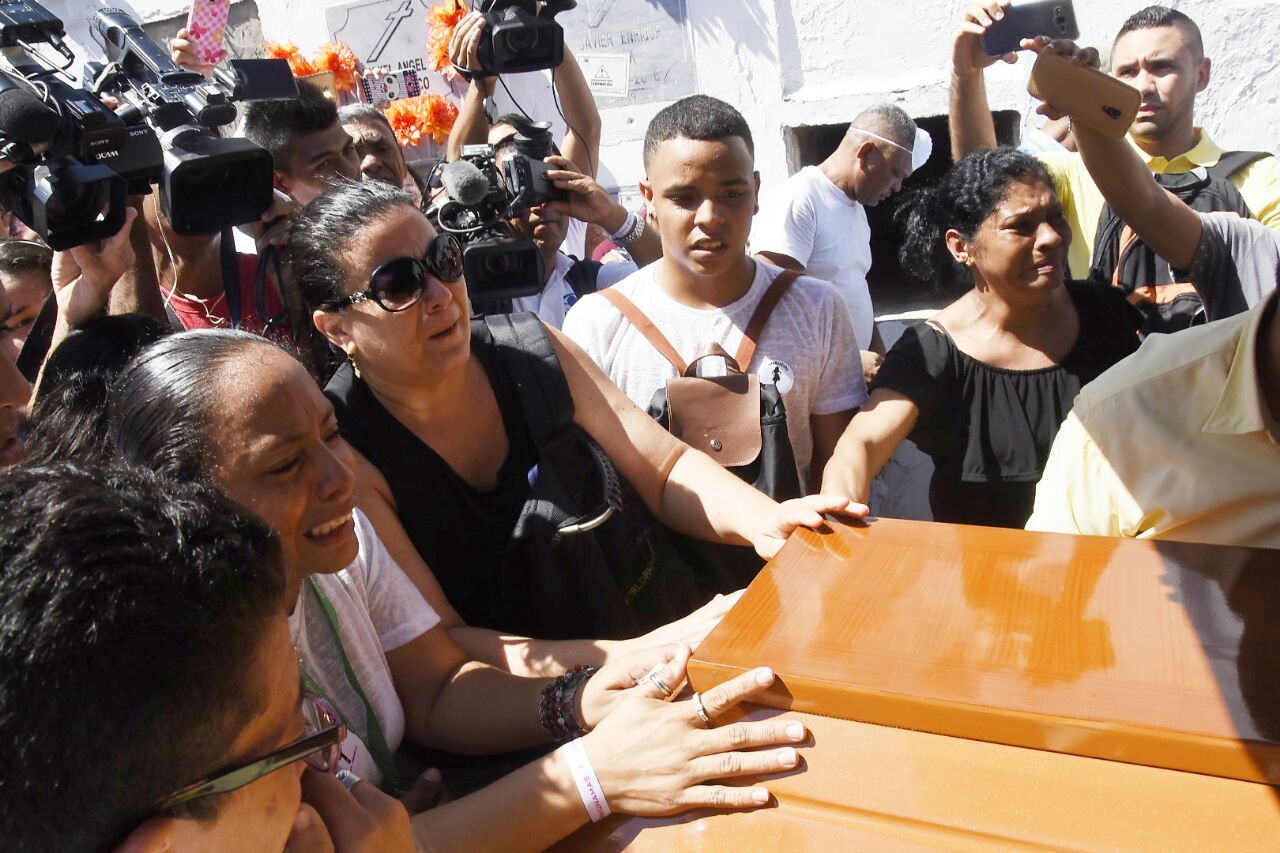 La madre de la joven en medio del dolor.