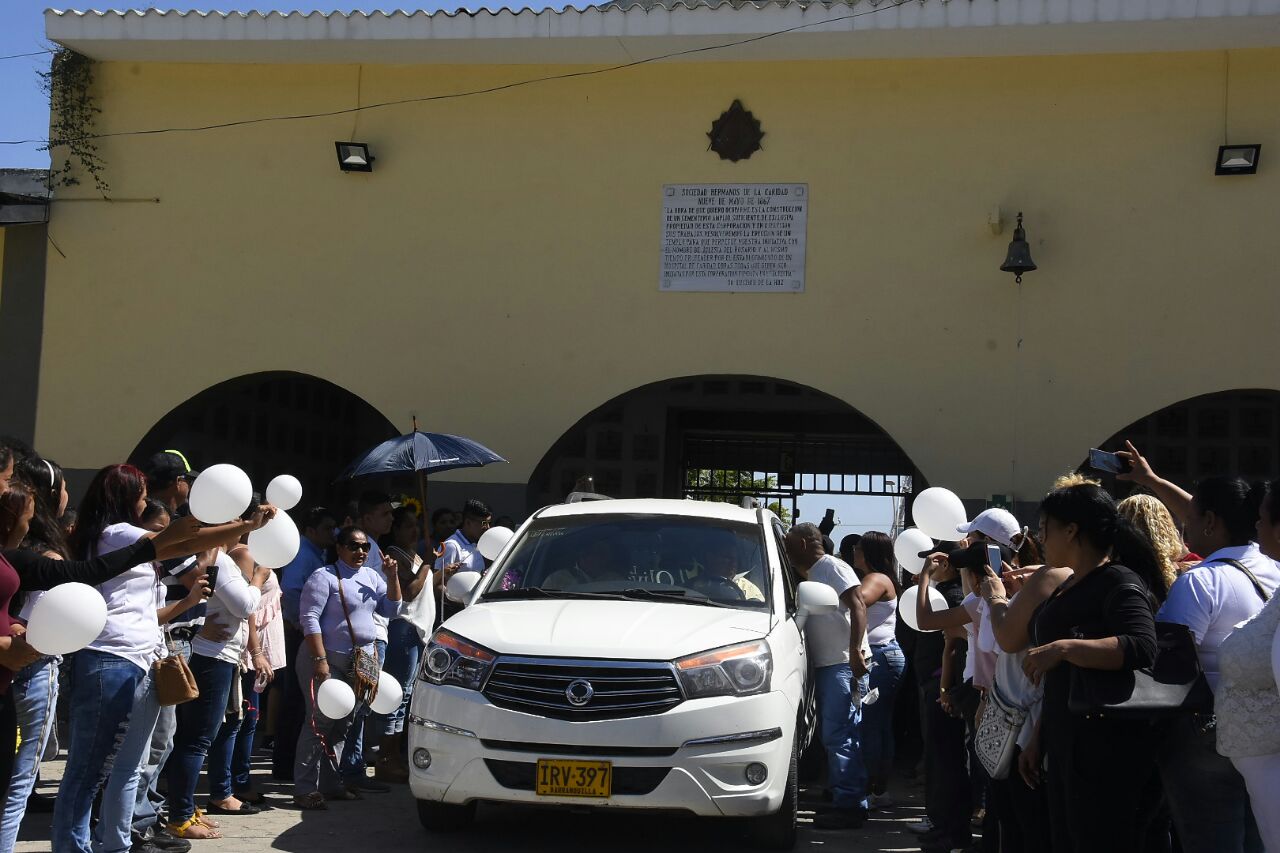 El cortejo fúnebre a su salida de Medicina Legal.
