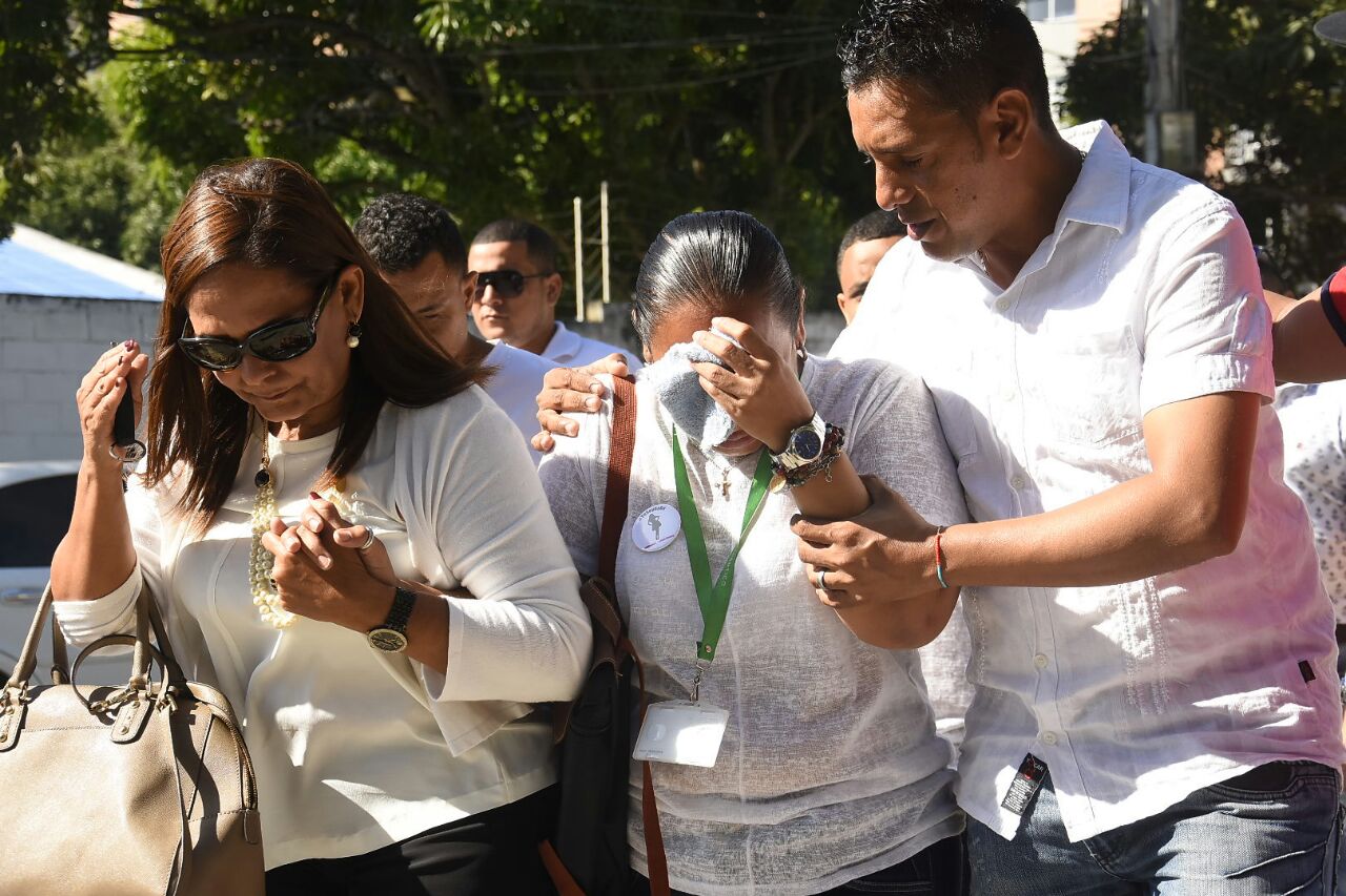 Luz Divina Cabarcas se desmayó antes de recibir el cuerpo de su hija en Medicina Legal.