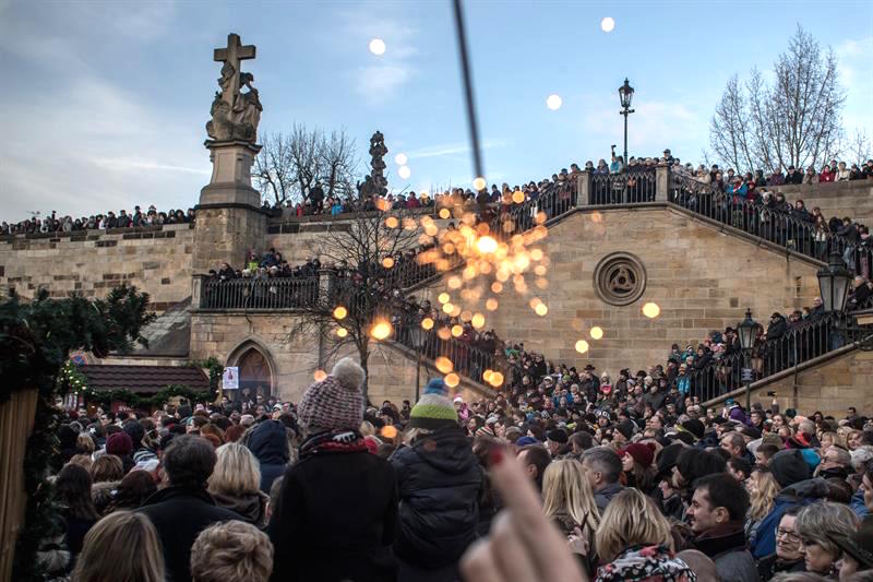 Ciudadanos acuden a una tradicional misa bajo el puente de Carlos en Praga, Checoslovaquia.
