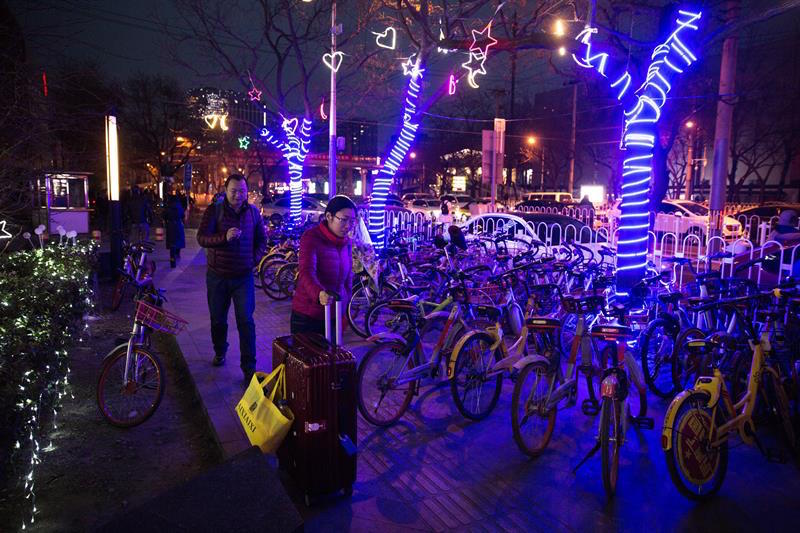 En Beijing, China, las calles iluminadas.