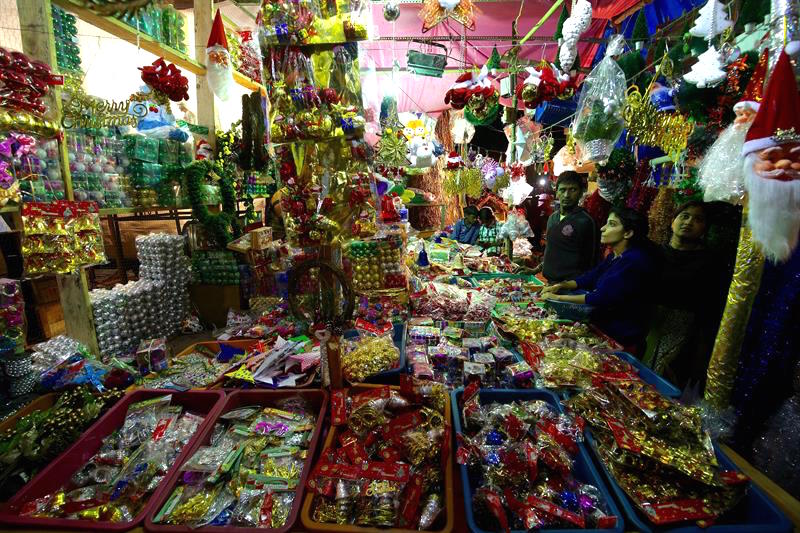 Adornos navideños a la venta para el público en las calles de la India.