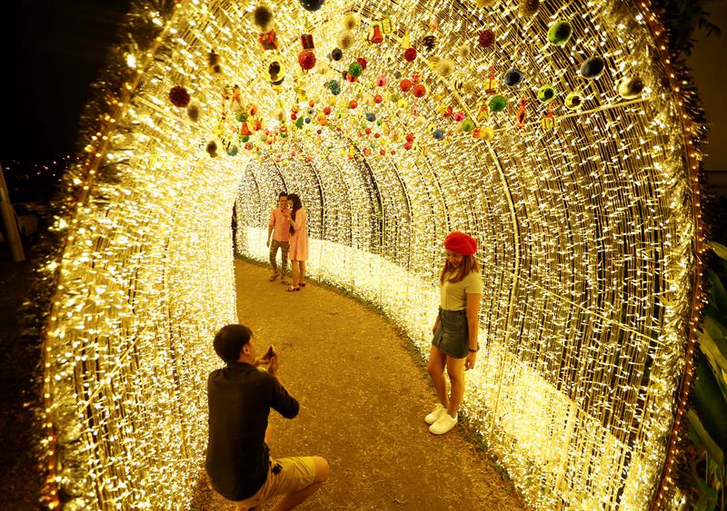 Sitios espectacularmente adornados e iluminados en Myanmar (Birmania).