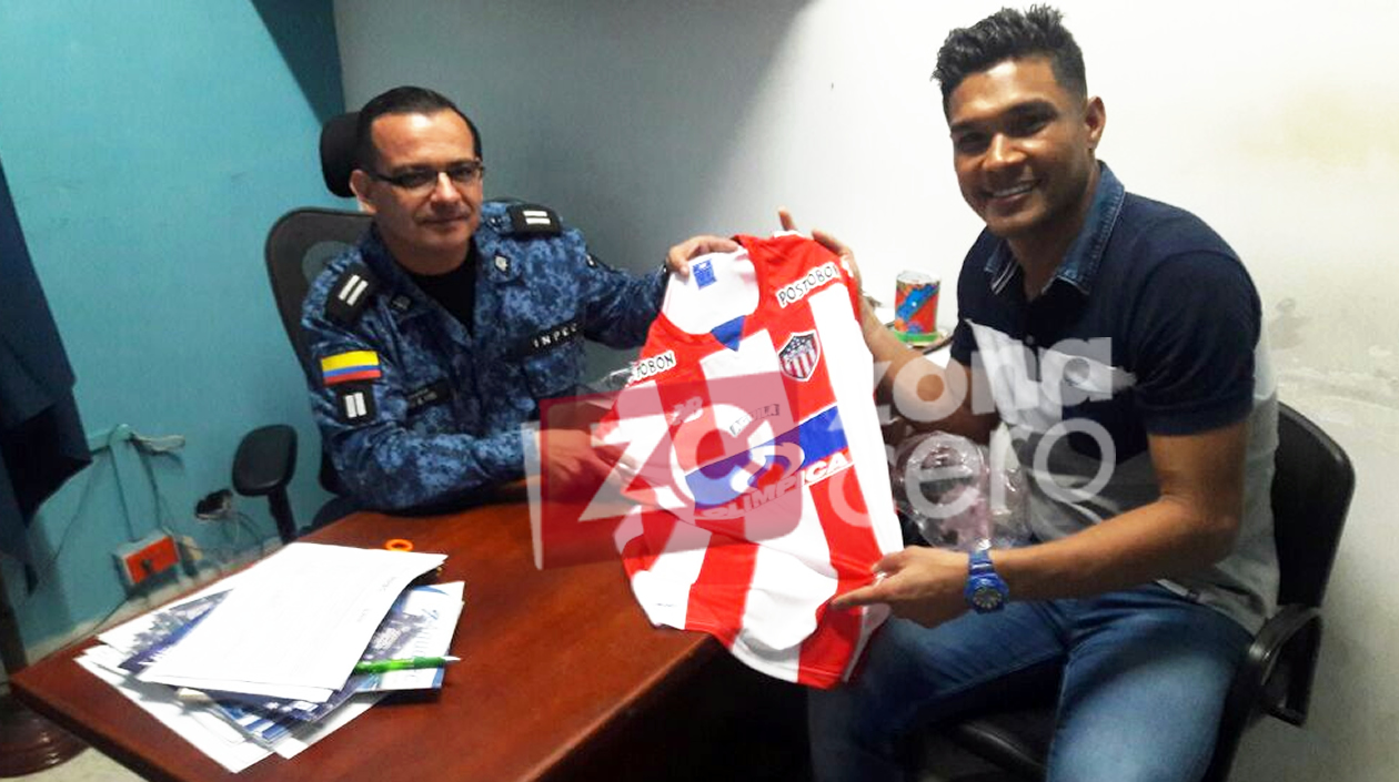 Teófilo Gutiérrez en La Modelo con el Comandante de Vigilancia encargado.