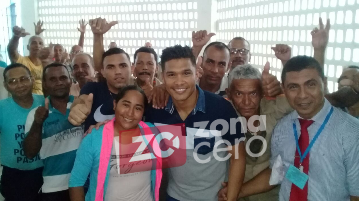 Teófilo Gutiérrez con internos y pastores que predican en La Modelo.