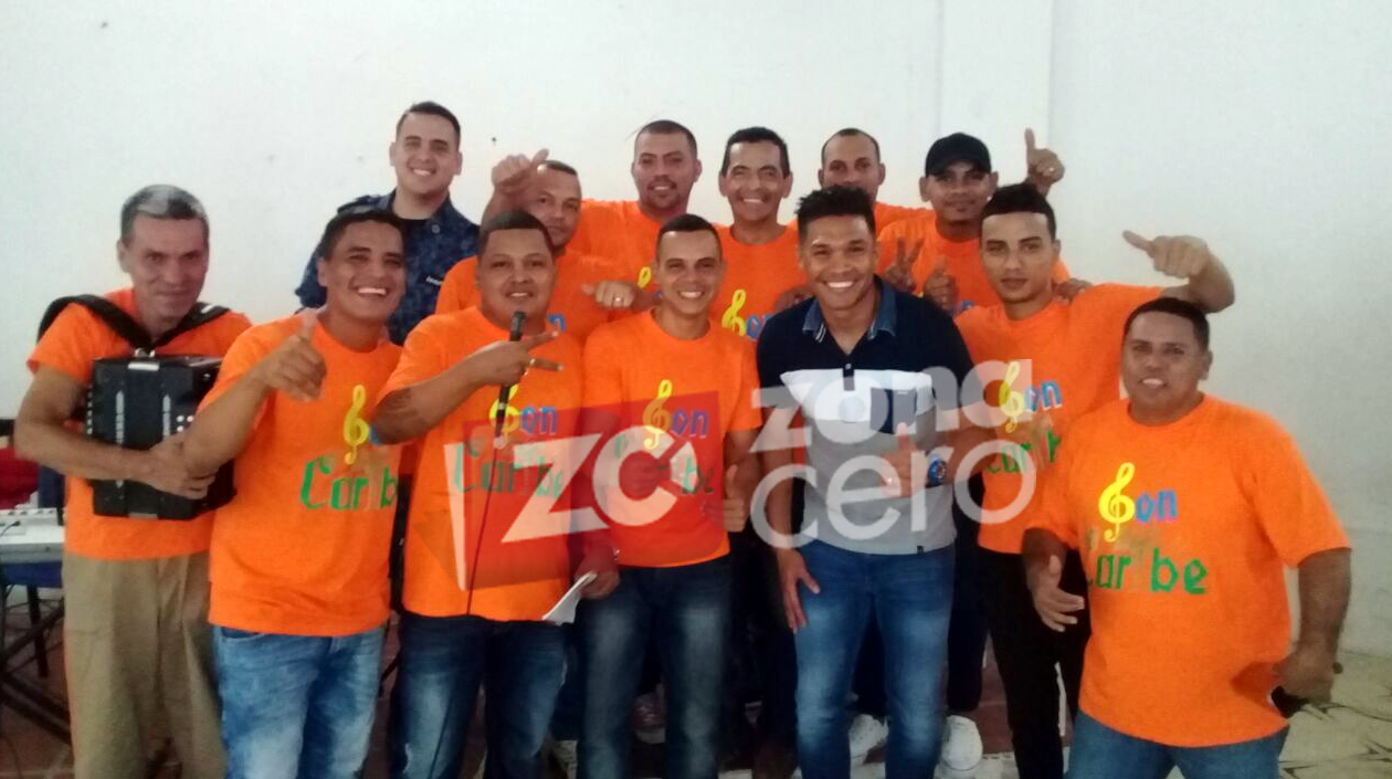 Teófilo con el grupo musical de La Modelo
