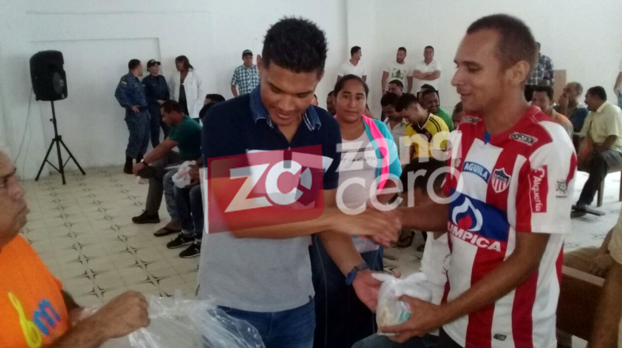 Un preso, hincha de Junior, recibe un regalo de Teo.