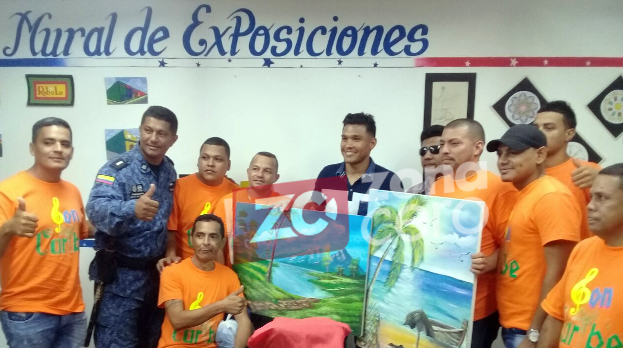 Teófilo recibe un cuadro pintado por presos de La Modelo.
