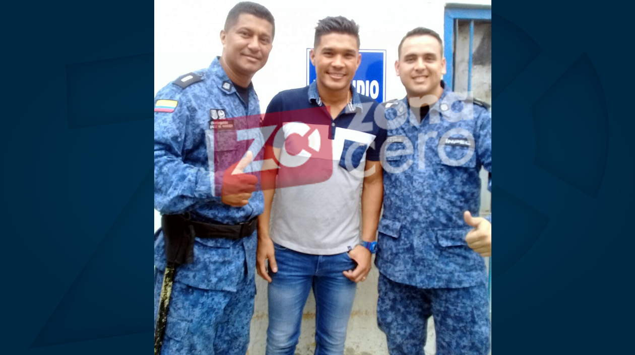 Teófilo Gutiérrez en La Modelo con personal de guardianes del penal.