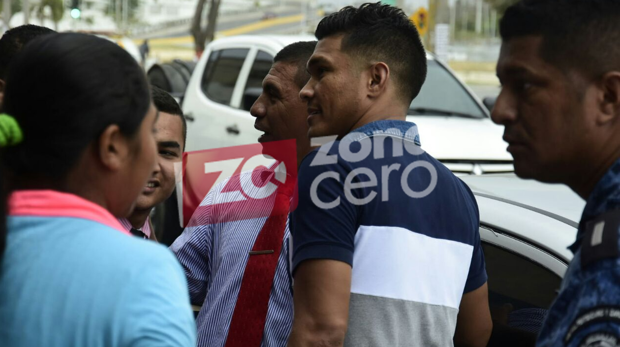 Teófilo asediado a la salida de La Modelo.