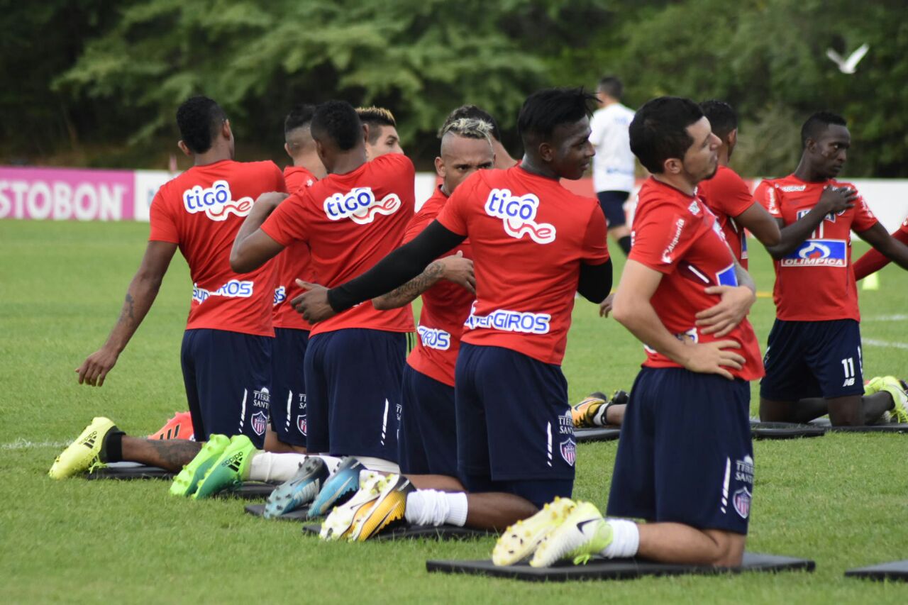 Jarlan Barrera, Yony González y Leonardo Pico realizando entrenamientos.
