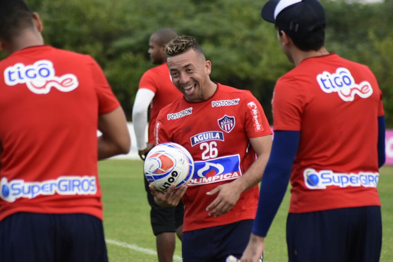 Leiner Escalante compartiendo con Sebastián Viera y Teófilo Gutiérrez.