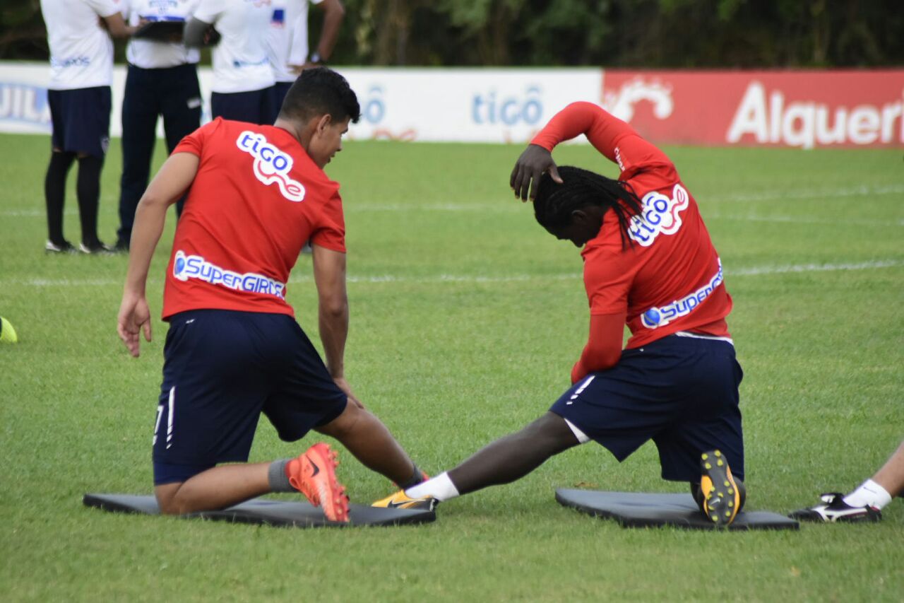 Yimmi Chará junto a Jorge Arias en el entrenamiento.