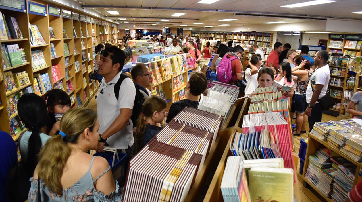 Así se observaba en la mañana de este viernes uno de los pasillos de la librería flotante.