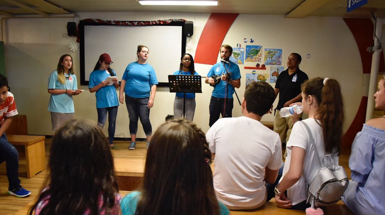 Cantos de integrantes de la tripulación llevaban sus mensajes a los visitantes del Logo Hope.