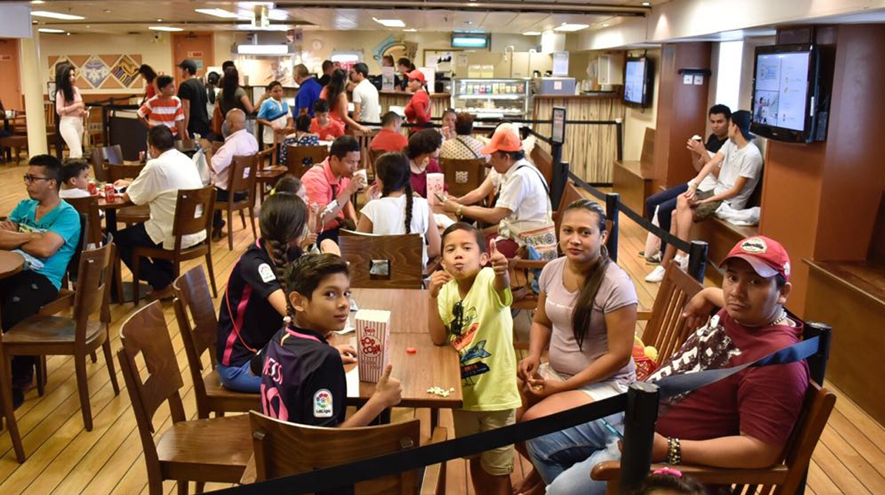 Una enorme cafetería marca el final del recorrido de los visitantes del Logos Hope.