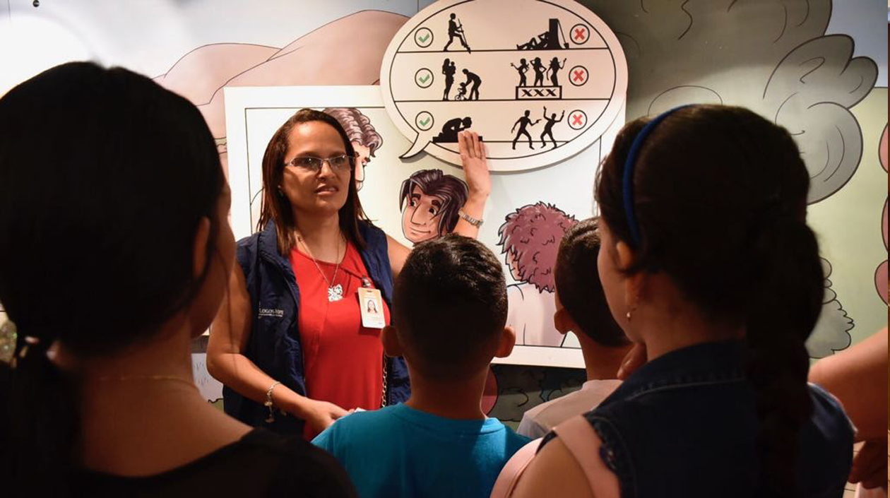 Personal especializado en literatura infantil atiende a los pequeños.