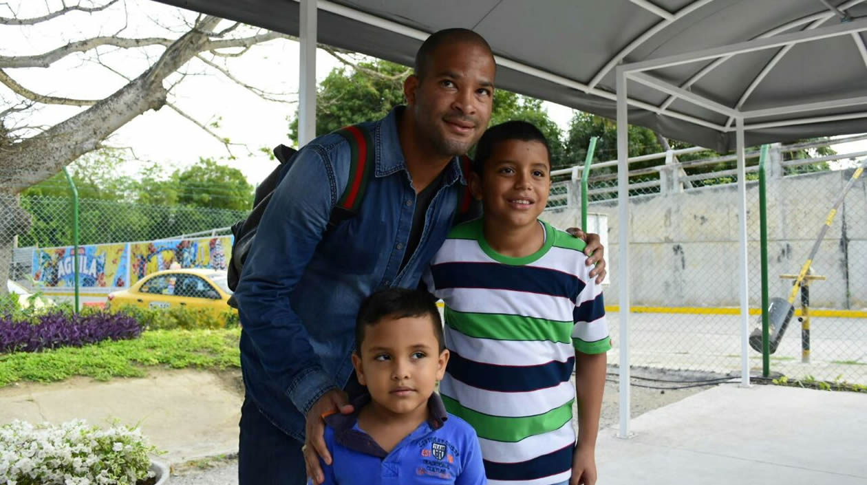 Hinchas de Junior conociendo la presencia de Alberto Rodríguez buscaron la primera foto con el nuevo defensa central de Junior.