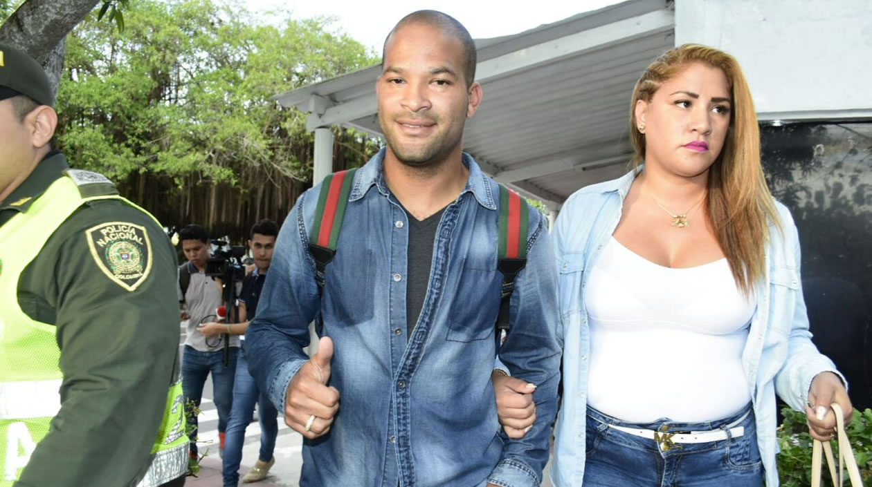 Alberto Rodríguez llegó a Barranquilla acompañado de su esposa.