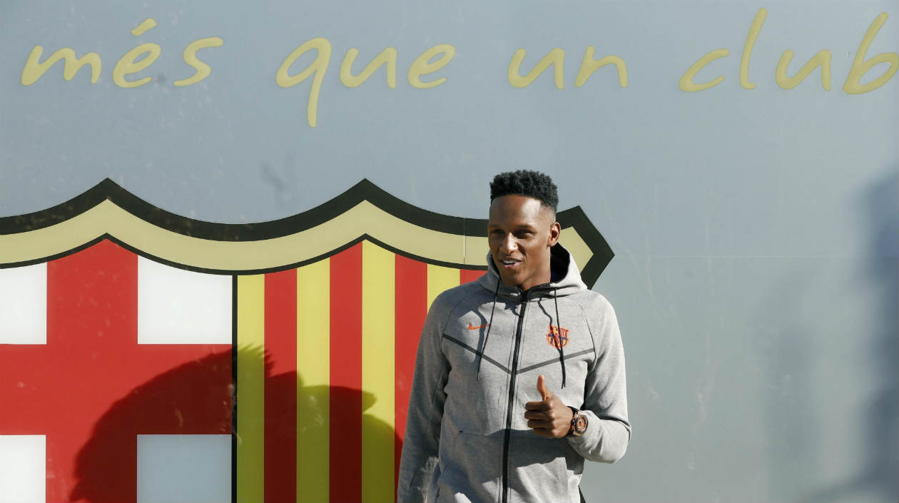 Mina posó al lado del escudo del Barcelona por primera vez. 