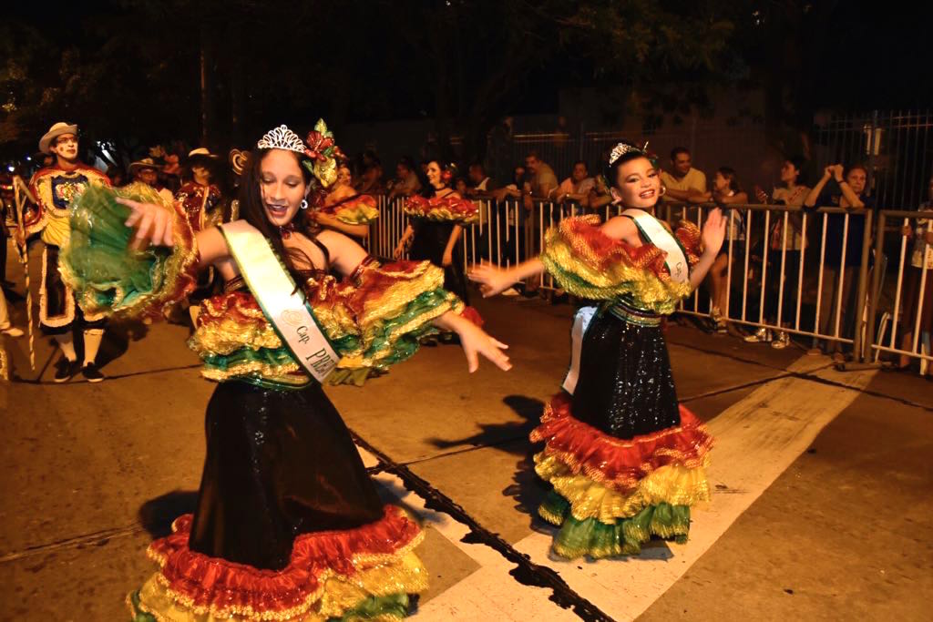 Las capitanas Cap prejuvenil e infantil, Ivanna Carvajales Tarud e Isabella Ovalle.