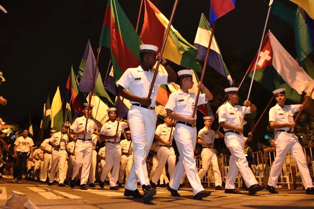 La Escuela Naval de Suboficiales ARC Barranquilla, en la apertura de desfile.