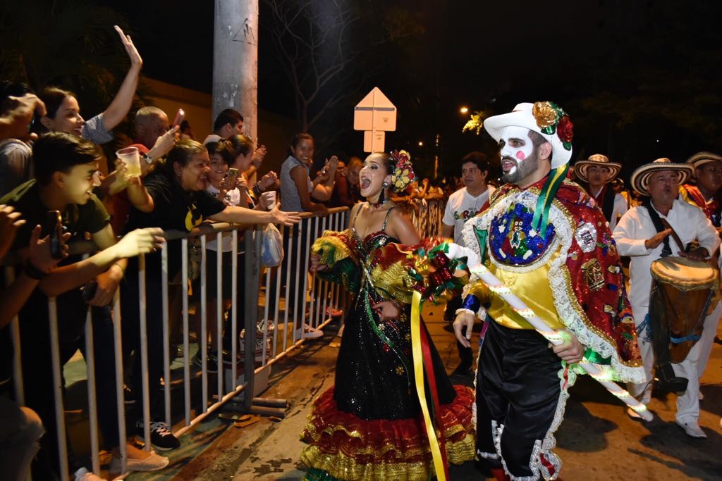 La reina Valeria gozándose el recorrido.