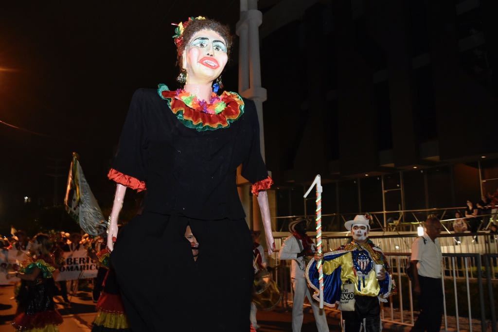 Y no podía faltar la gigantona del Carnaval.
