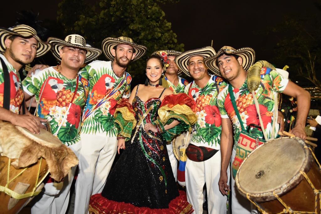 La reina Valeria con su grupo musical.