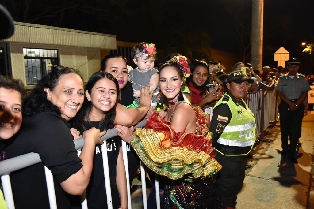 La reina Valeria Abuchaibe saludando a su público.