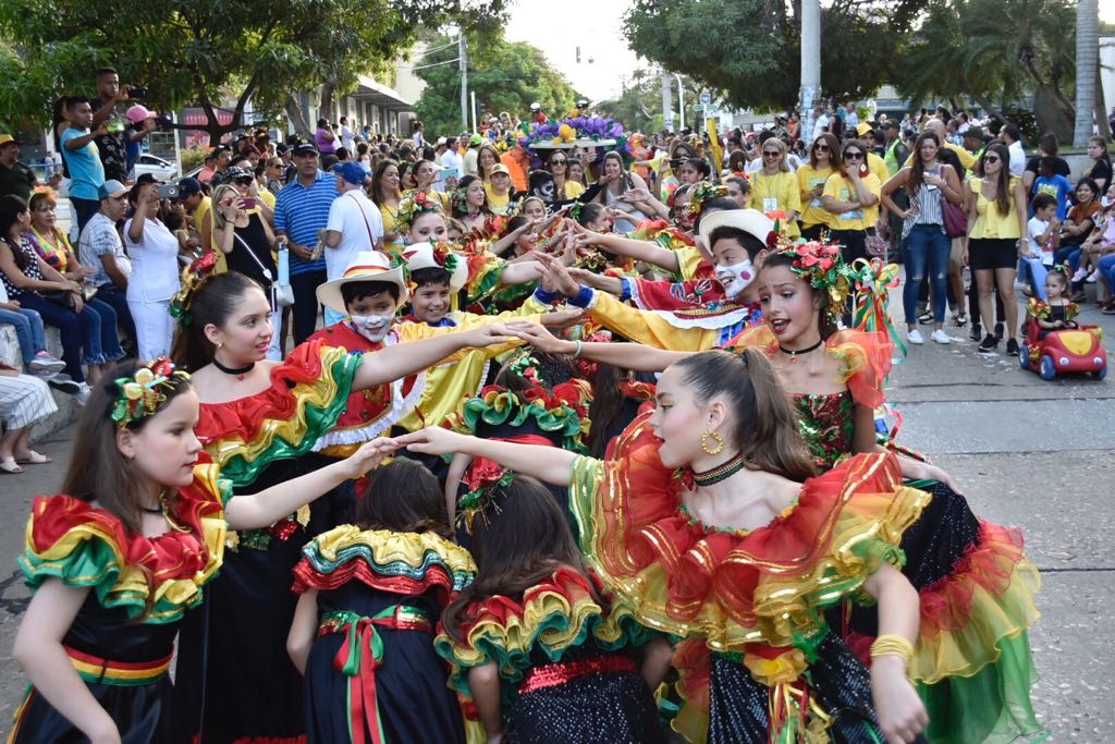 Los garabaticos tomándose la vía pública.
