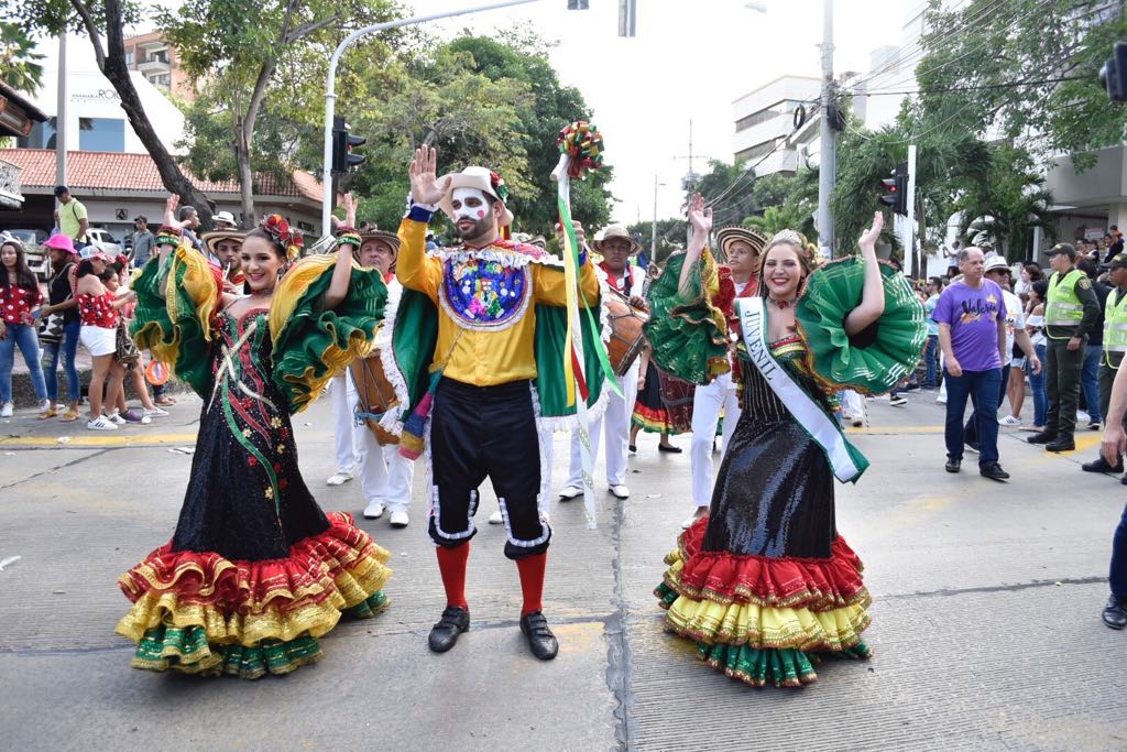 La reina Valeria Abuchaibe con Camilo Cepeda Tarud y Michelle Char Fernández.